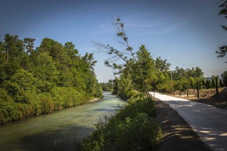 Ureditev pešpoti od Bišč dolvodno